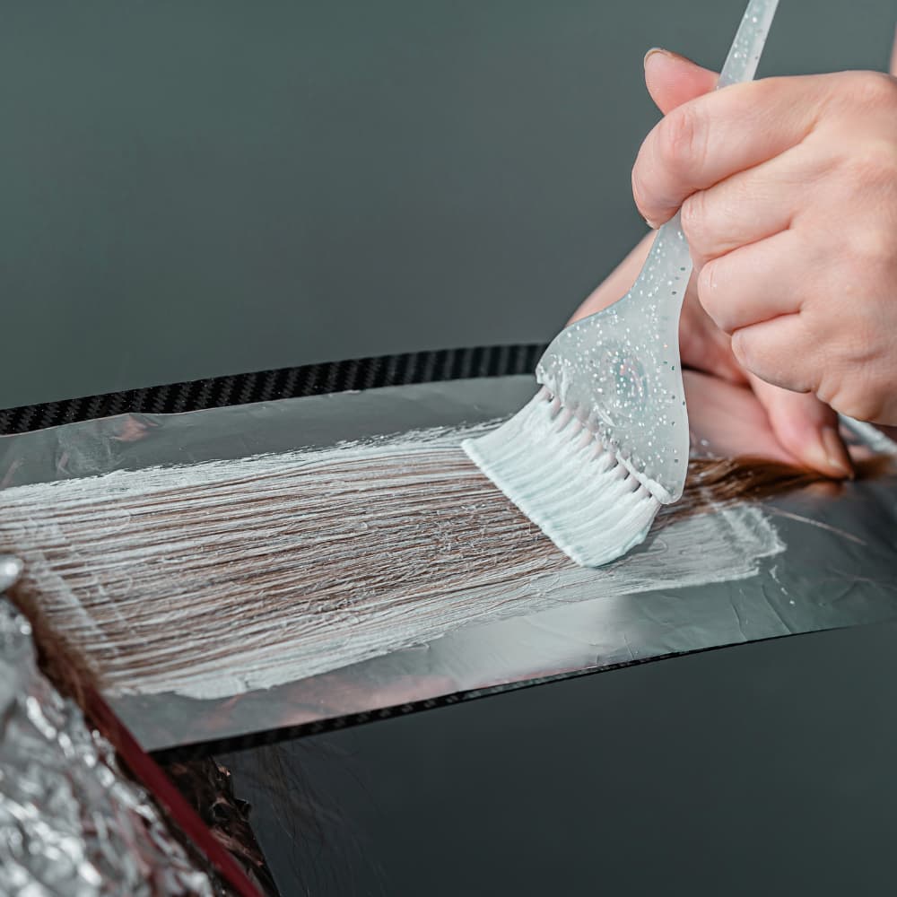 Sustainable foiling of hair by a colourist